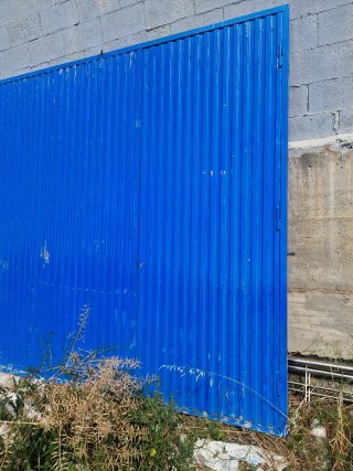 Puerta azul metálica