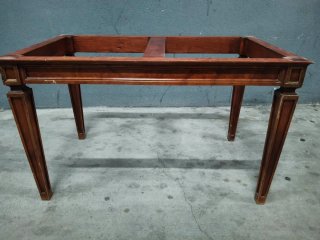Mesa de comedor de madera con marmol