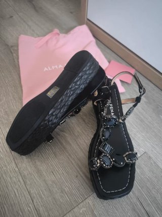 Sandalias Alma en Pena de cuña negras con pedrería