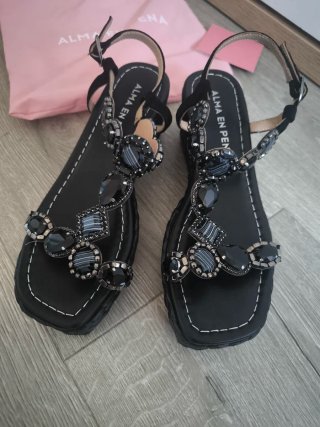 Sandalias Alma en Pena de cuña negras con pedrería