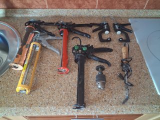 Lote: Pistolas silicona, sargentos y soldador