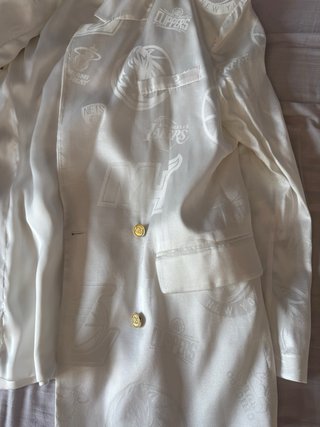 Chaqueta americana blanca con logos como estampado