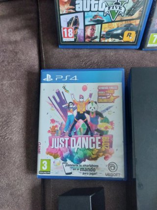 Consola PS4 + 9 Juegos + Accesorios
