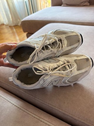 Zapatillas New Balance plateadas y blancas