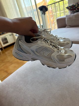 Zapatillas New Balance plateadas y blancas