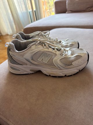 Zapatillas New Balance plateadas y blancas