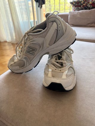 Zapatillas New Balance plateadas y blancas
