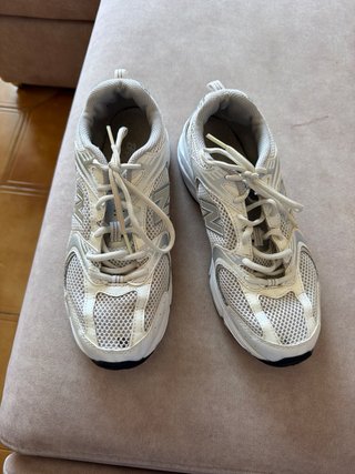 Zapatillas New Balance plateadas y blancas