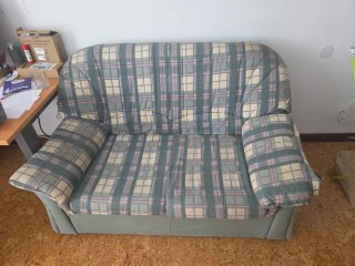 Sofá de 2 plazas y mueble tv.