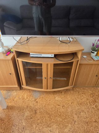 Sofá de 2 plazas y mueble tv.