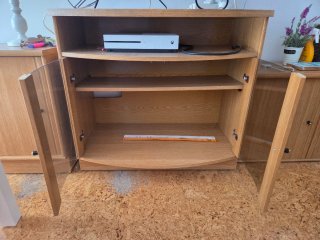 Sofá de 2 plazas y mueble tv.