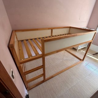 Cama alta Kura IKEA madera