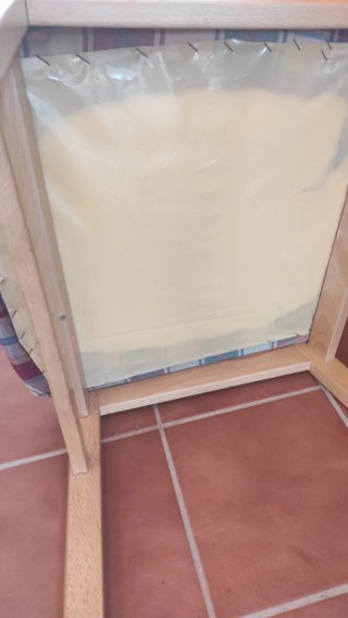 Sillón de tela y madera