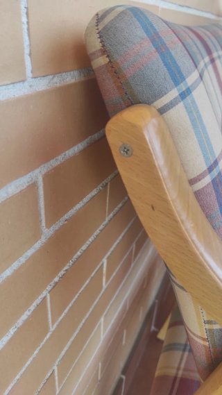 Sillón de tela y madera