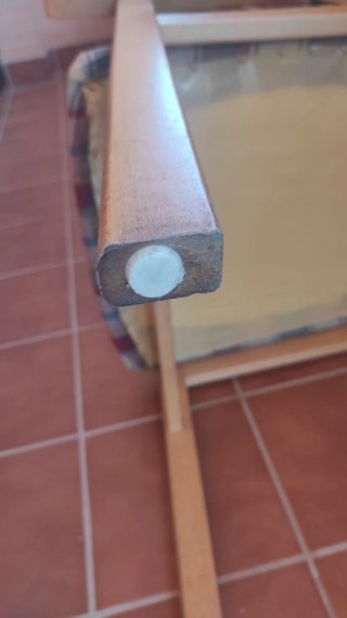 Sillón de tela y madera