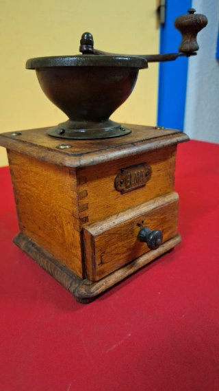 Molinillo de café antiguo de madera