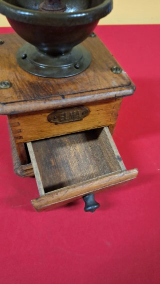 Molinillo de café antiguo de madera