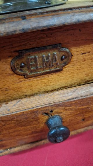Molinillo de café antiguo de madera