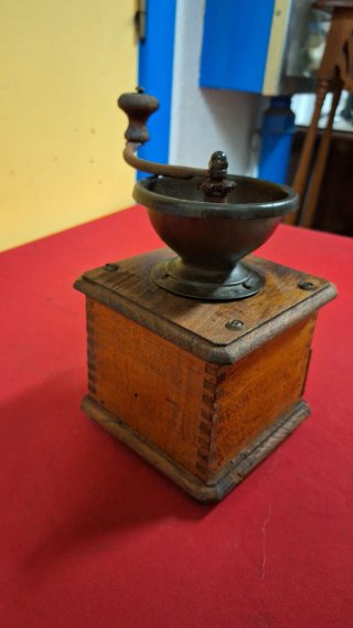 Molinillo de café antiguo de madera