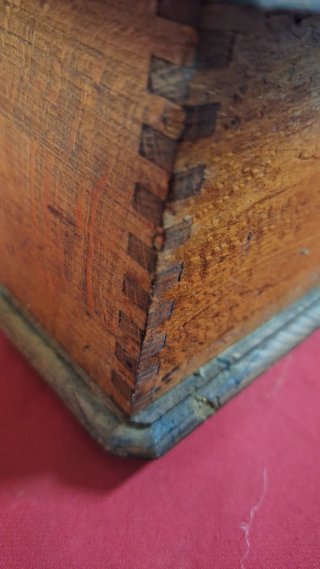 Molinillo de café antiguo de madera