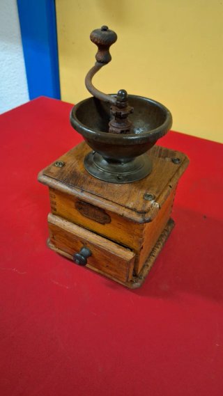 Molinillo de café antiguo de madera