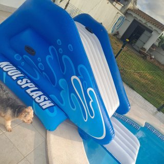 Tobogán hinchable para piscina. Un solo uso.