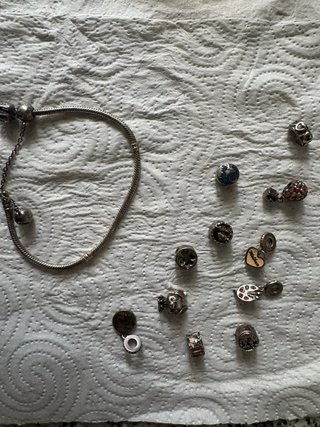Pulsera Pandora con varios charms