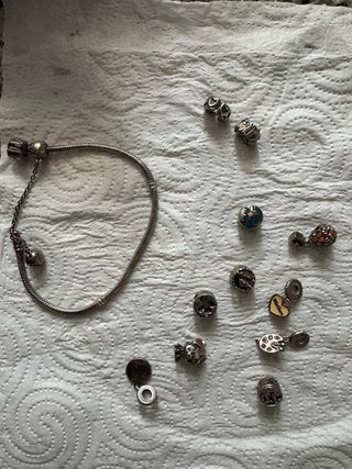 Pulsera Pandora con varios charms