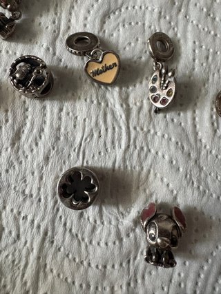 Pulsera Pandora con varios charms