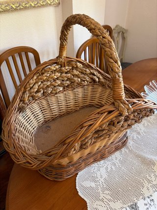 Cesta de mimbre artesanal