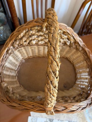 Cesta de mimbre artesanal