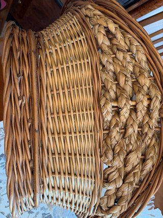 Cesta de mimbre artesanal