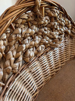 Cesta de mimbre artesanal