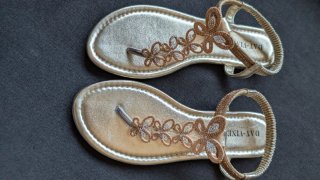 Sandalias planas doradas con mariposas