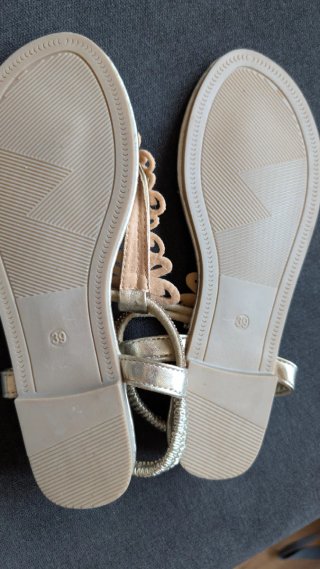 Sandalias planas doradas con mariposas