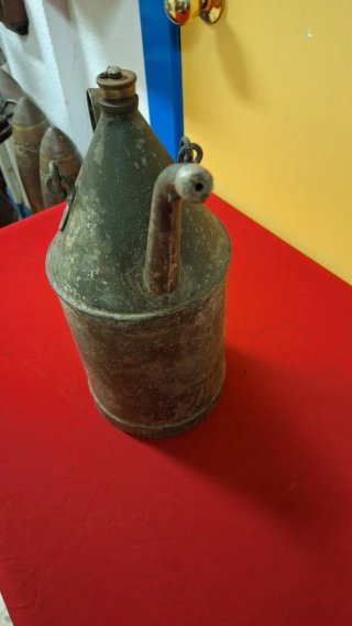 Lata de aceite petróleo antigua