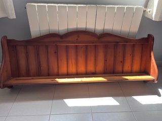 Estantería de madera rústica