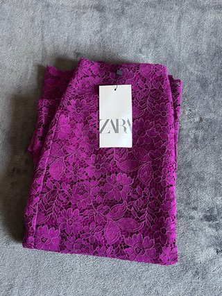 Falda Zara encaje floral fucsia Talla XS