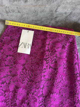 Falda Zara encaje floral fucsia Talla XS