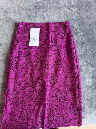 Falda Zara encaje floral fucsia Talla XS