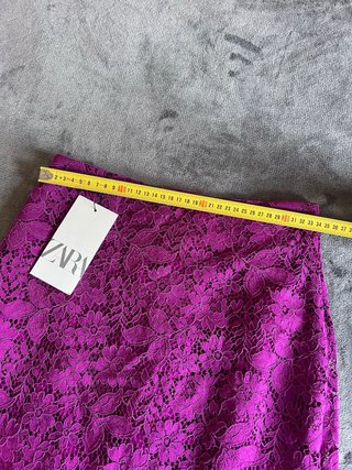Falda Zara encaje floral fucsia Talla M