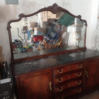 Aparador antiguo con espejo y mármol