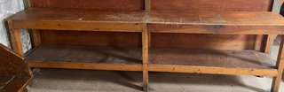Mueble de madera con estantes