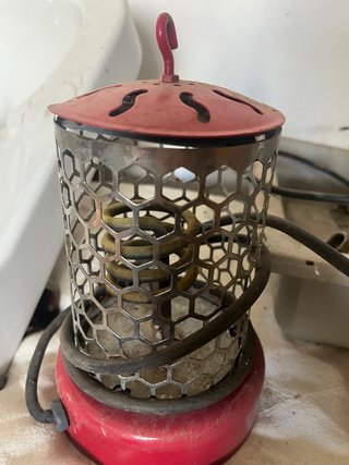 Estufa eléctrica vintage roja y plateada