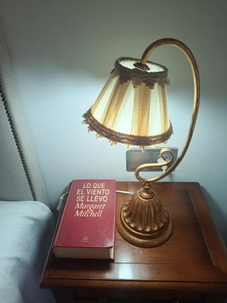Lámpara de mesa dorada y beige