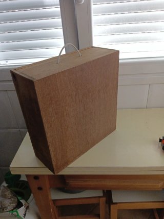 Caja de madera con rejilla metálica