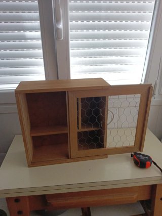 Caja de madera con rejilla metálica