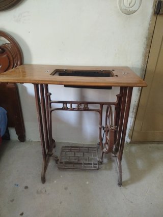 Mesa antigua para máquina de coser