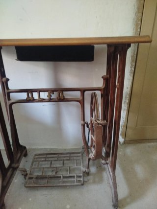 Mesa antigua para máquina de coser