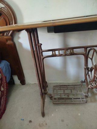 Mesa antigua para máquina de coser